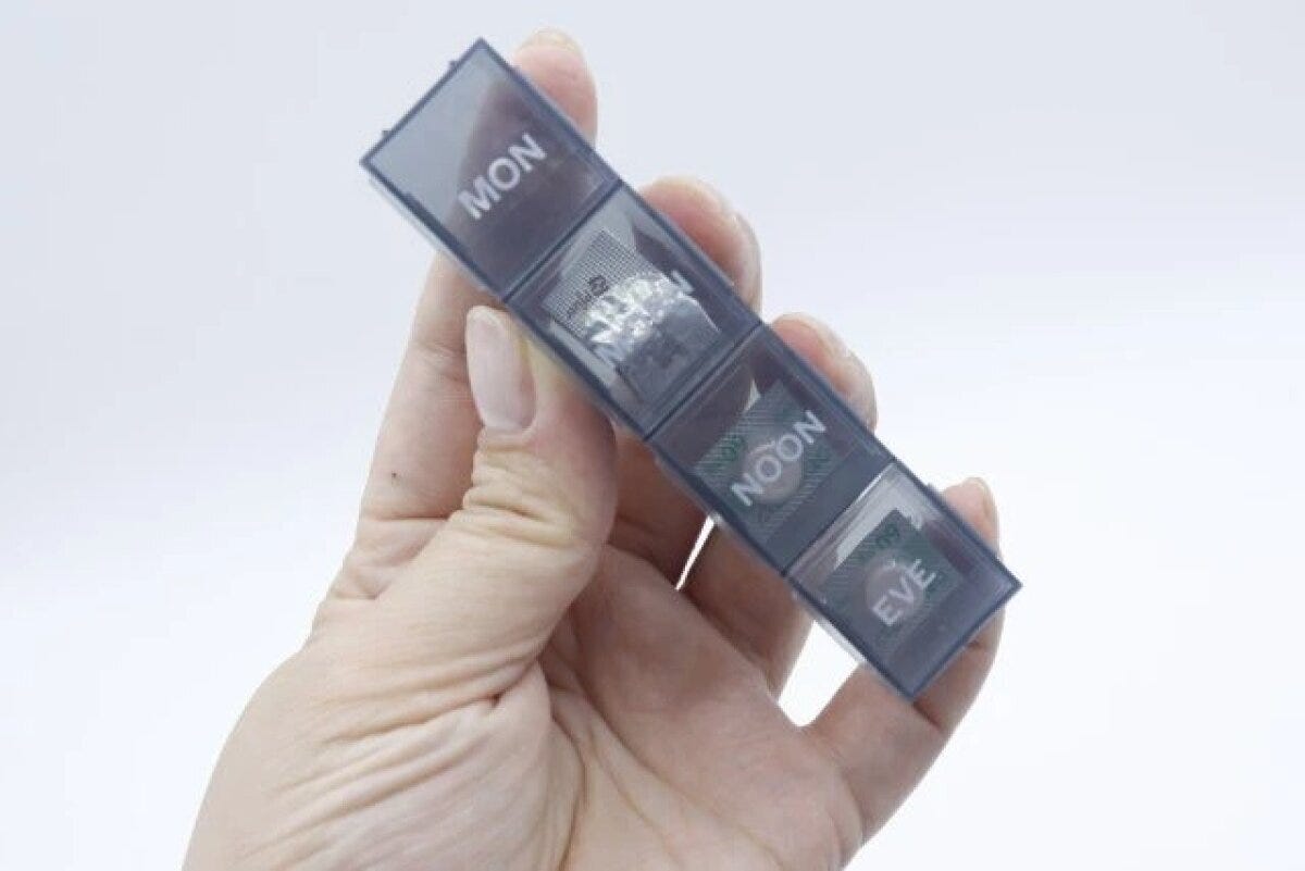 ダイソー 7DAYSピルケース(英字、グレー) 使用例 1日分 ダイソー 7DAYSピルケース(英字、グレー) 使用例 1日分