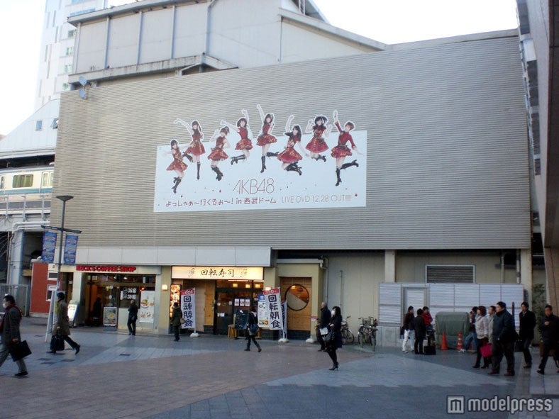 AKB48話題の広告「秋葉原電気街口」