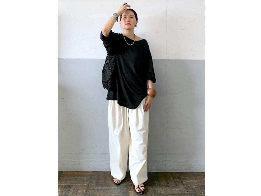 【OKコーデ】首まわりが大きく開いたトップスは、アクセサリーをプラスすると◎　出典：WEAR