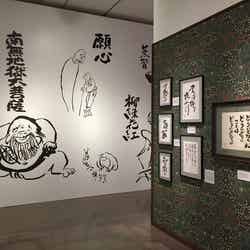 <過去開催「言葉の魔法展」の様子>(C)TS