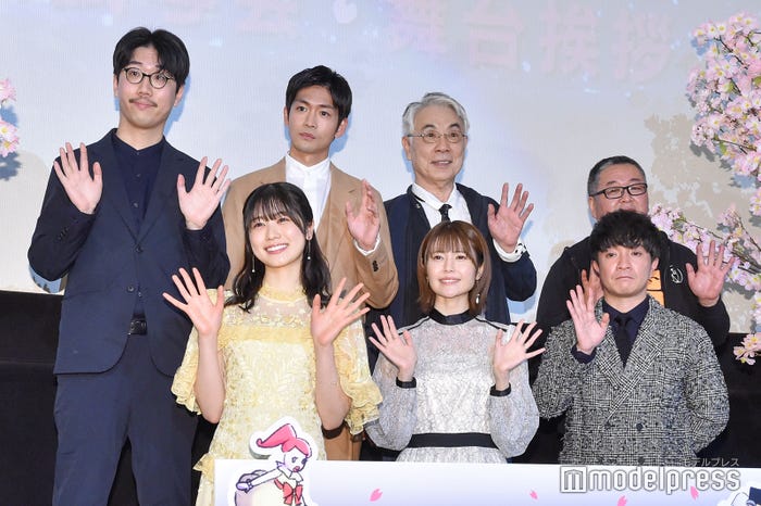 (後列左から)松下周平監督、松下洸平、イッセー尾形、藤咲淳一総監督、(前列左から)丹生明里、竹達彩奈、濱田岳(C)モデルプレス