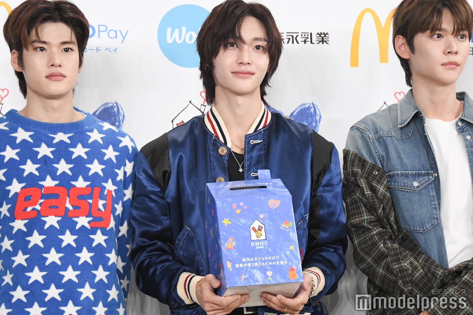 常に両手で募金箱を抱えていたウォンビン（C）モデルプレス