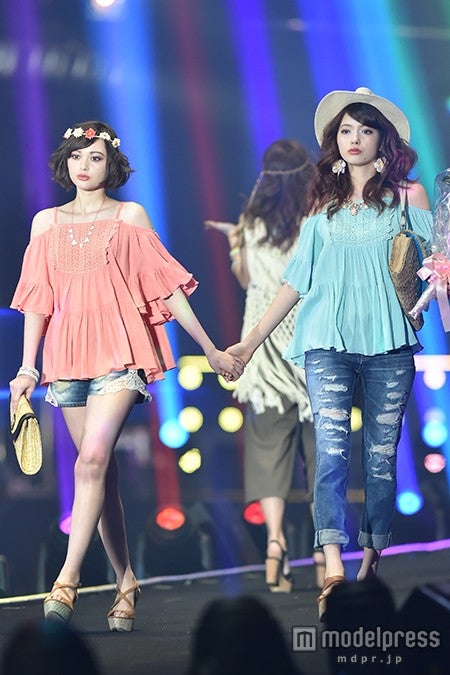 八木アリサ×玉城ティナ“やぎたま”コンビの手つなぎ＆キスに大歓声　可愛すぎる双子コーデで登場＜TGC 2015S／S＞