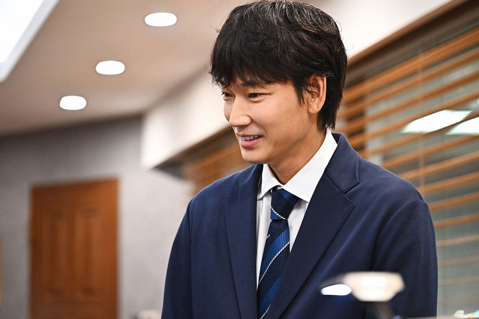 綾野剛／「オールドルーキー」第5話より（C）TBS