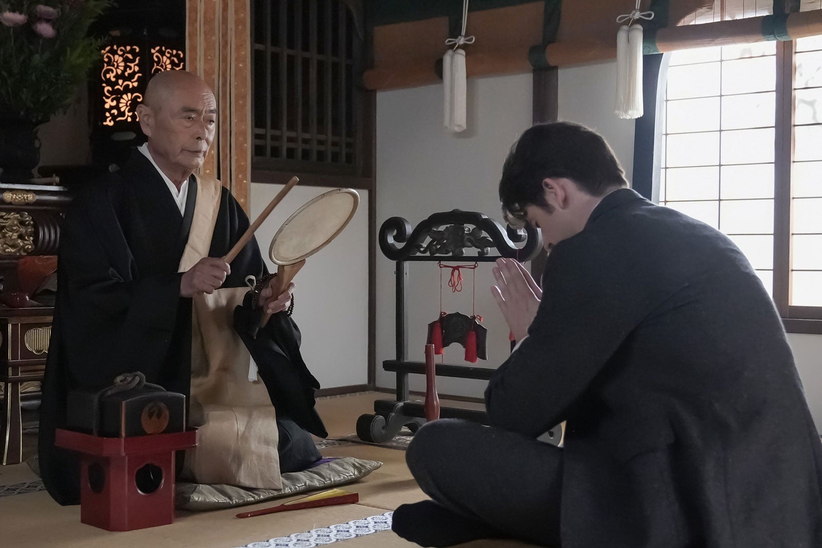 伊武雅刀、トミー・バストウ「ばけばけ」第56話（C）NHK