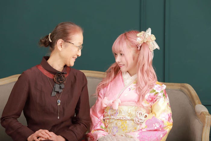 祖母と望月めるさん (画像提供:講談社)