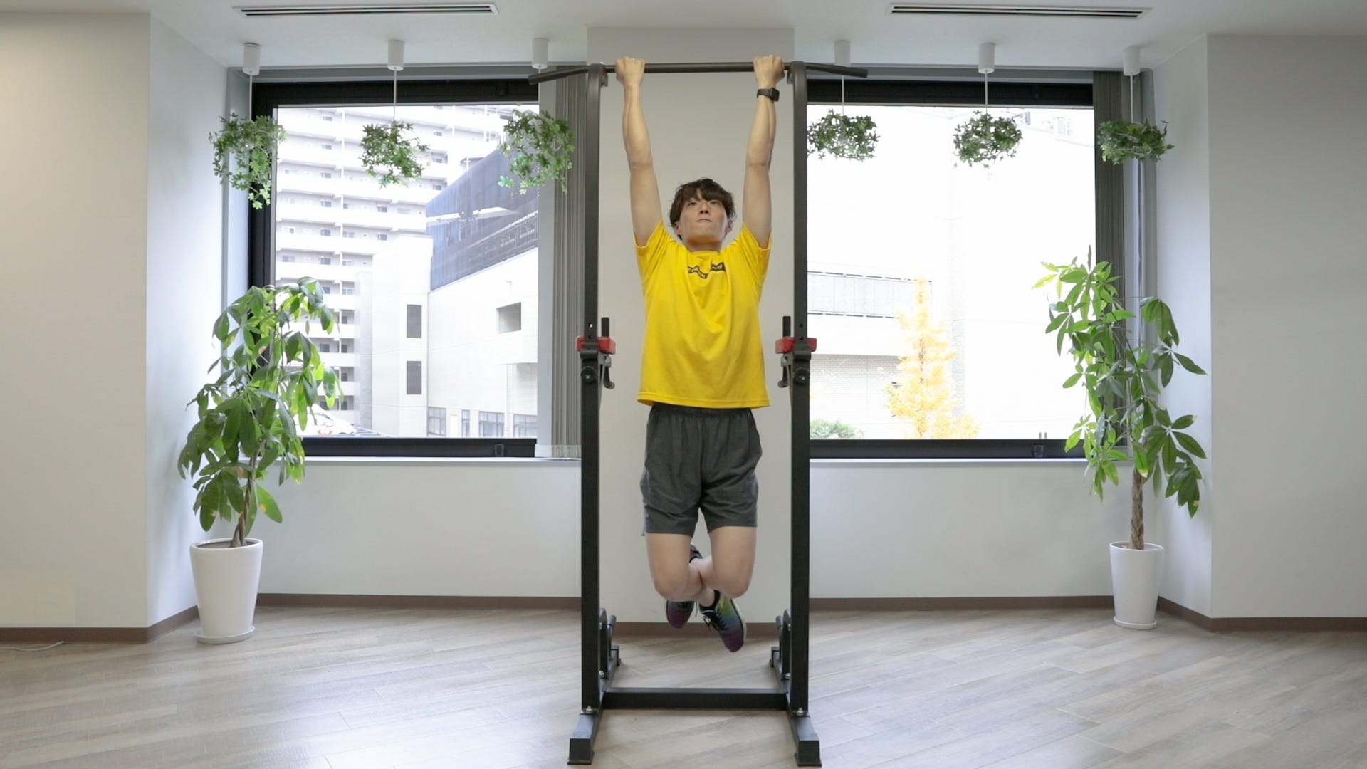 チンニングバーを握る図