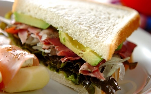 まるでカフェのメニュー、オシャレなアボカドパストラミサンド