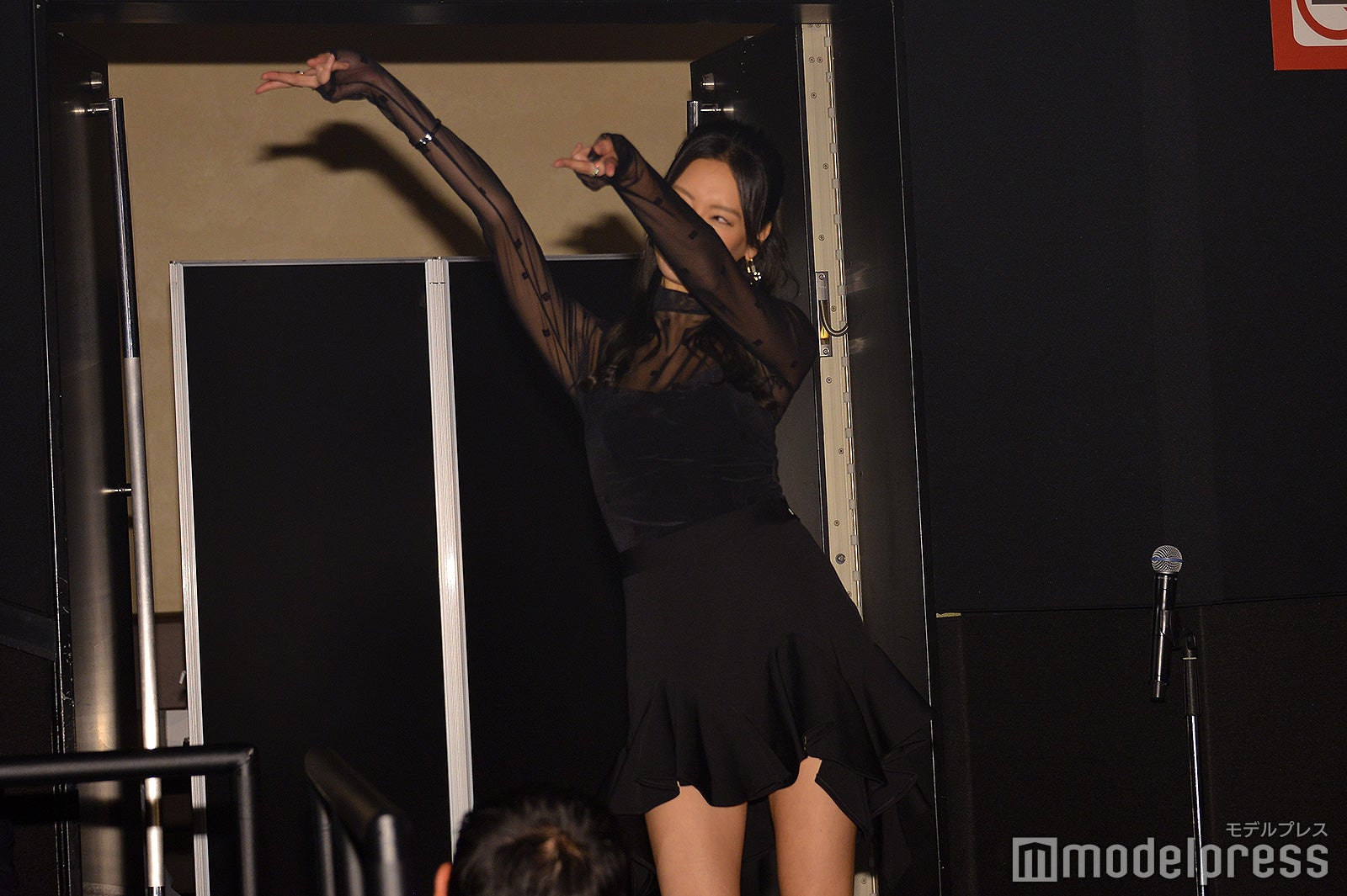 ギャルピースを決めた菜々緒（C）モデルプレス