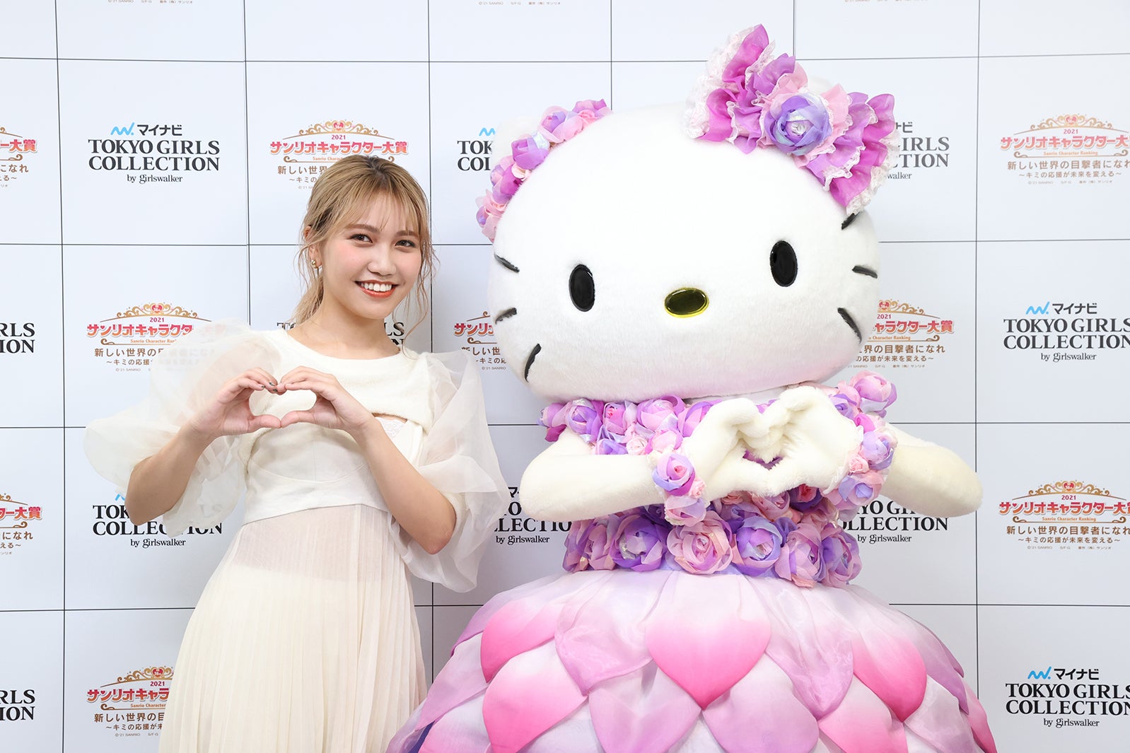 井上苑子、ハローキティ （C）‘21 SANRIO（C）‘21 SANRIO／SEGATOYS S／D・G S／F・G SP-M S／T・F 著作（株）サンリオ