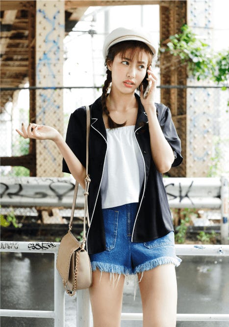 オフショルトップス¥2,777/H&M(H&Mカスタマーサービス) カットオフデニムショートパンツ¥7,600/COCO DEAL パジャマシャツ¥3,590/E hyphen world gallery(E hyphen world gallery ルミネエスト新宿) マリンキャップ¥10,000/CA4LA(CA4LA ショールーム) ショルダーバッグ¥9,990/YECCA VECCA(YECCA VECCA 新宿)(C)TOPLOG