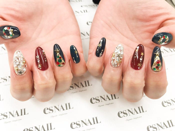 キラキラストーンがお目立ち/画像提供:esNAIL