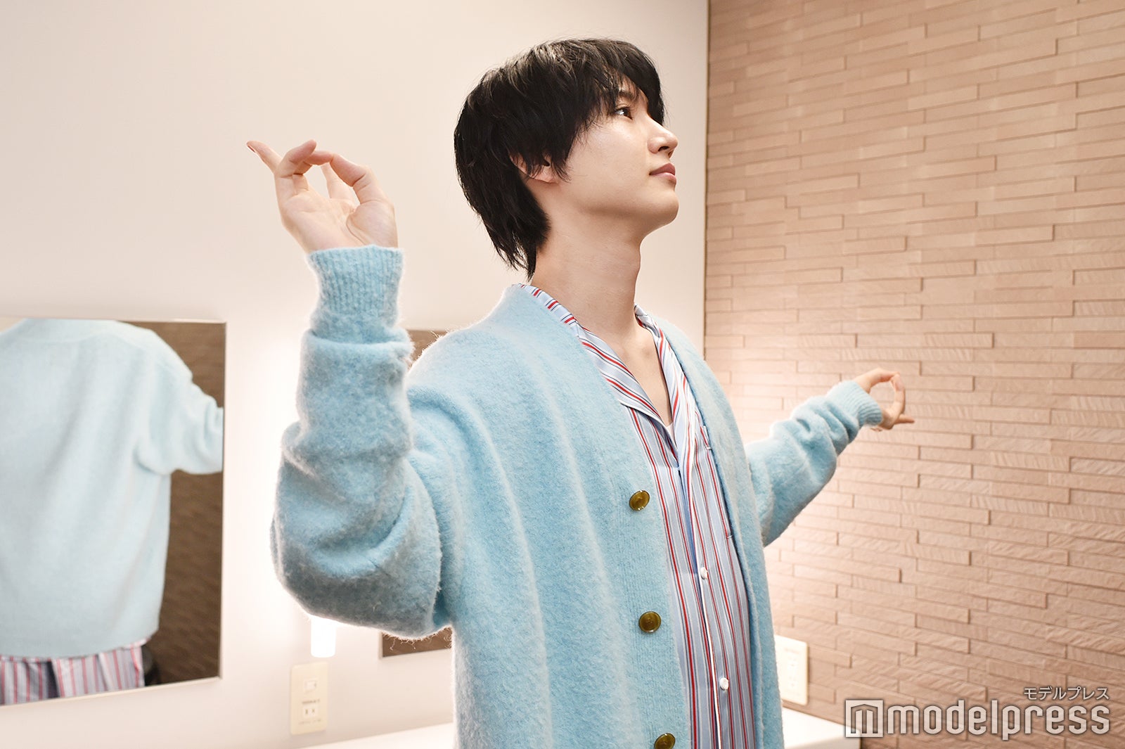 Wピースをかかげながらくるくる回り始めた桜田通（C）モデルプレス