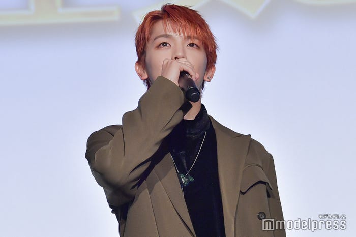 プロポーズを再現する高塚大夢(C)モデルプレス