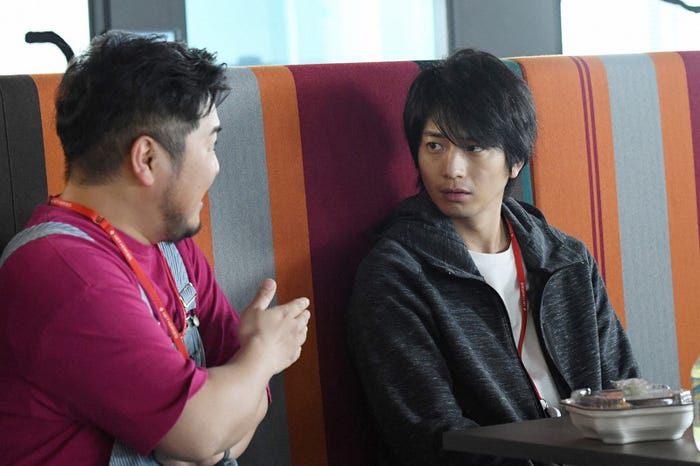 加治将樹、向井理/「わたし、定時で帰ります。」第4話より(C)TBS