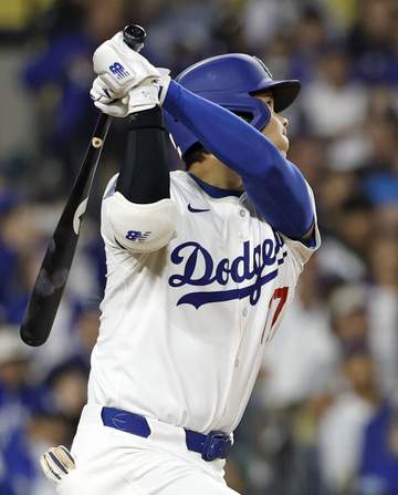 大谷翔平がマルチ安打！粘って粘って8球目のカーブを中前へ 直前にはカットしたファウルが自軍ベンチ付近へ 打席で苦笑い 10号の次打席で技あり安打