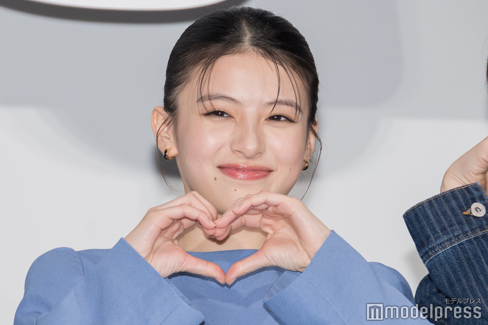 出口夏希、美脚＆美背中大胆披露のブルードレス姿 “唯一の幸せ”告白「涙が溢れ出します」【か「」く「」し「」ご「」と「】