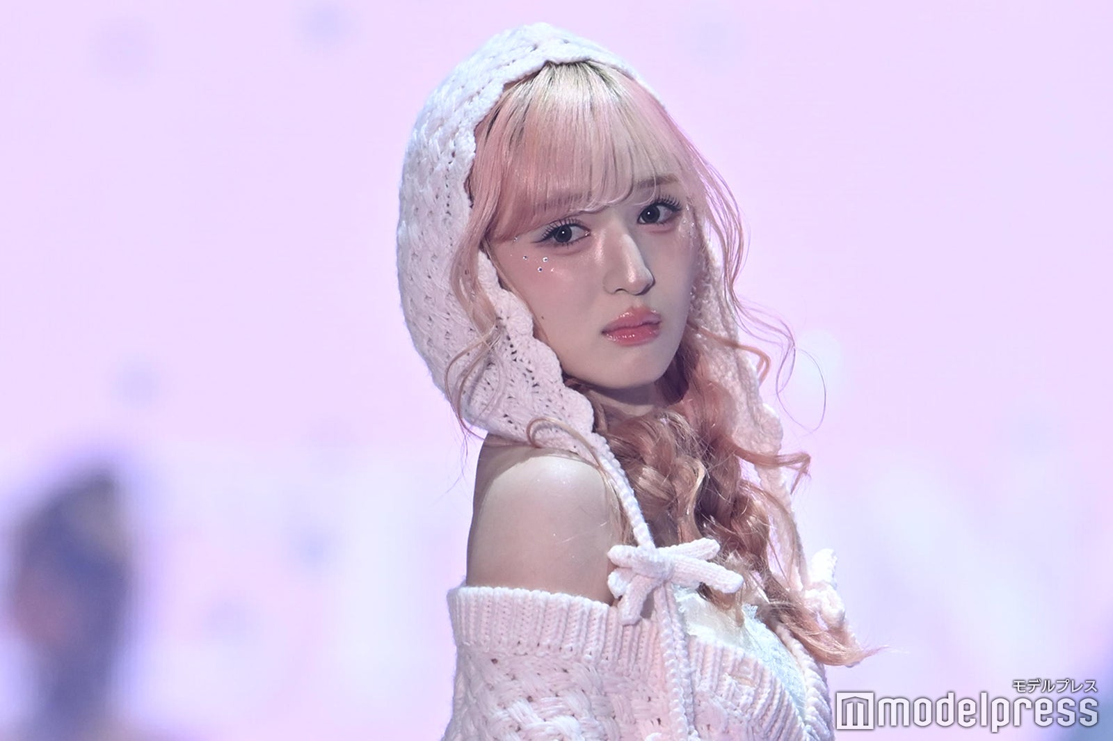 ME:I・SUZU（山本すず）バブーシュカにニット…春っぽピンクコーデに反響相次ぐ「まるで天使」「美しすぎて二度見した」【TGC2026 S/S】