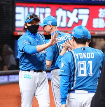 はやっ！日本ハム・レイエスが歓喜の輪に爆速合流wDHなのにマウンド付近で満面笑顔でハイタッチ 助っ人の人柄が表れたシーン