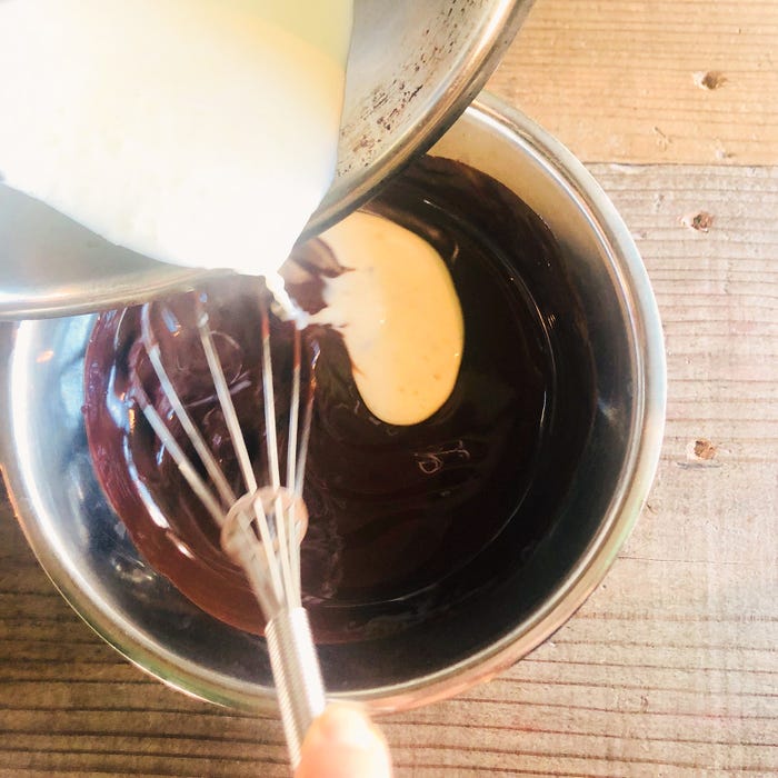 手順2:生クリームを溶かしたチョコレートに加え混ぜる/画像提供:柏原歩