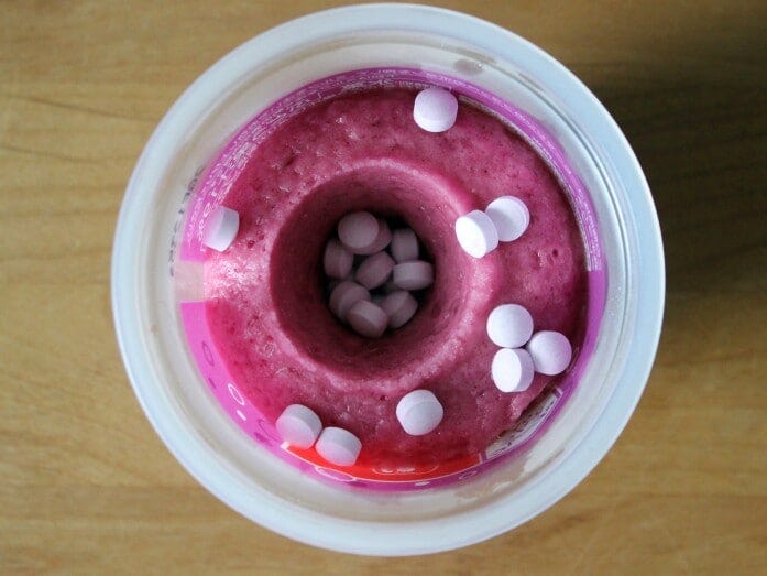 森永ラムネ＜グレープ＞の味わいをイメージした、フラッペ専用の粒ラムネを使用