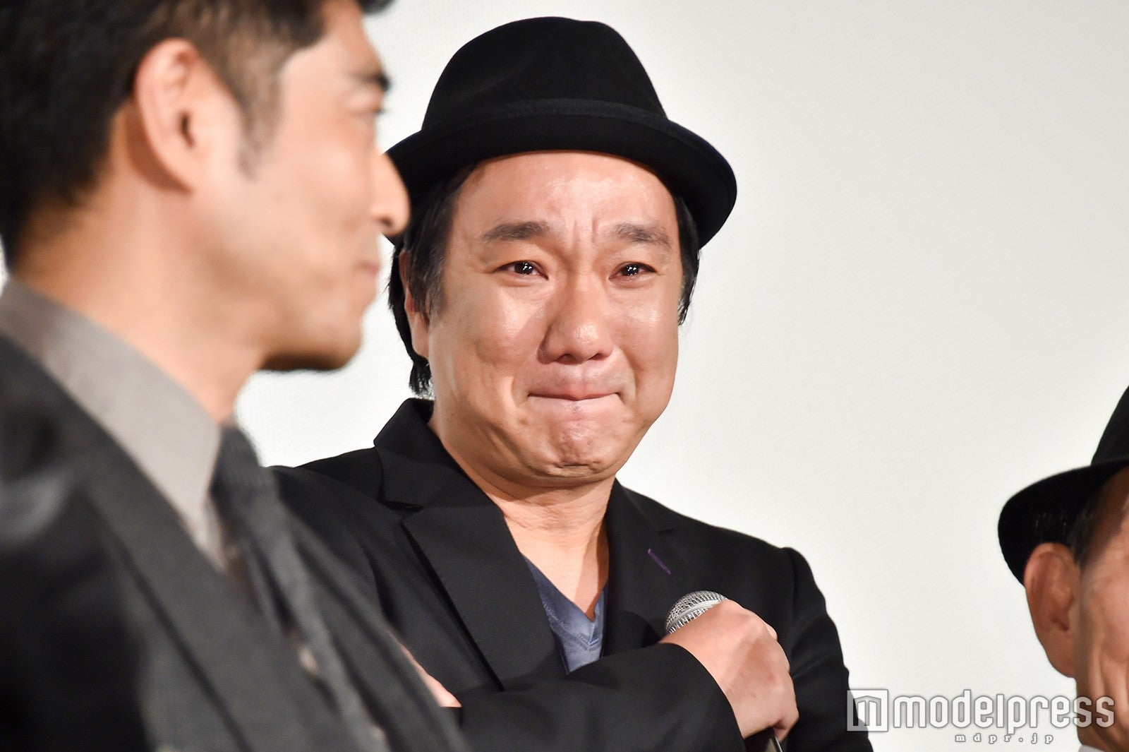 涙を流す久保茂昭監督 （C）モデルプレス