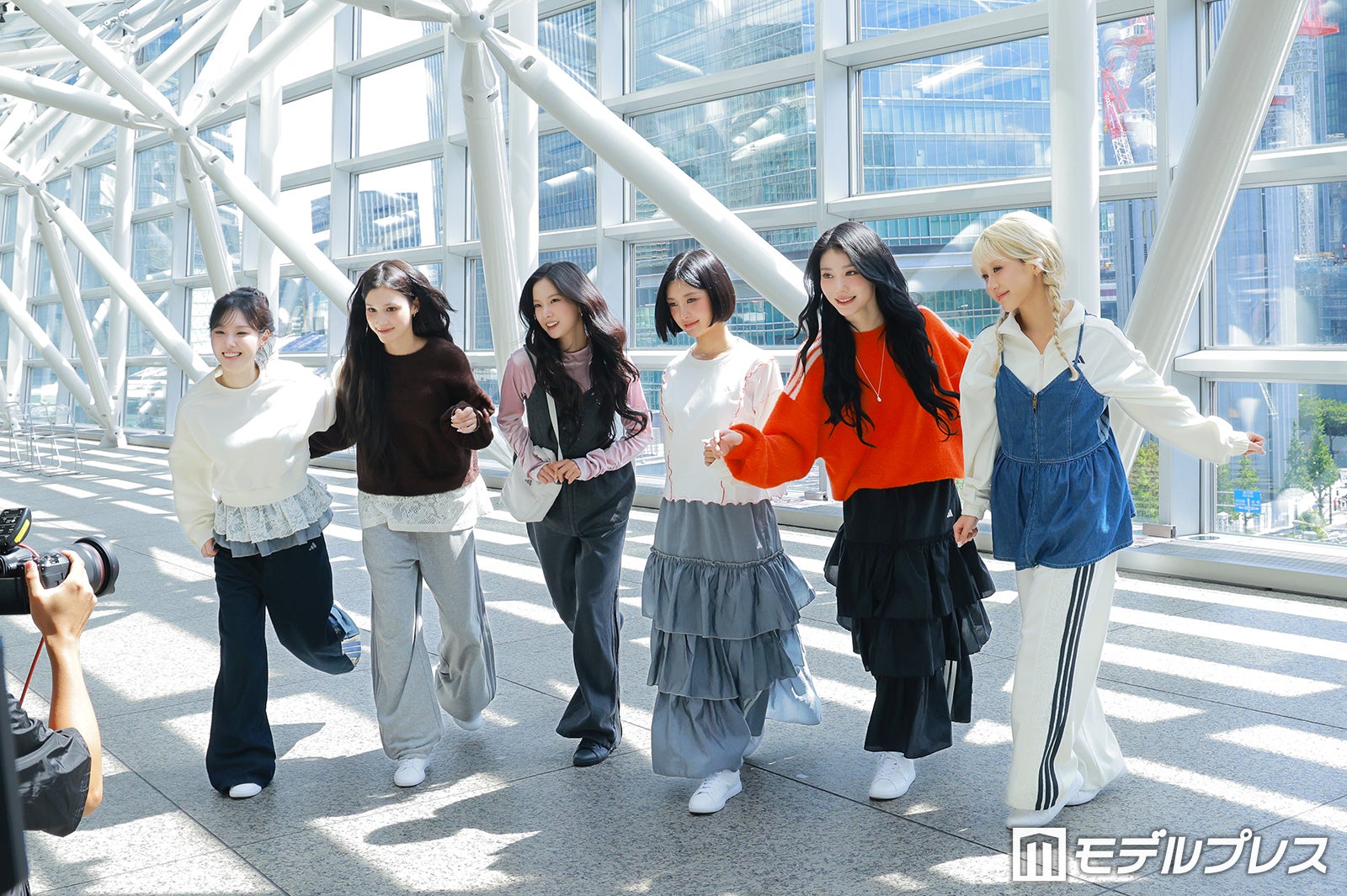 撮影の様子（左から）チェヒョン、ヒュニンバヒエ、ユジン、ダヨン、シャオティン、ヒカル（C）モデルプレス