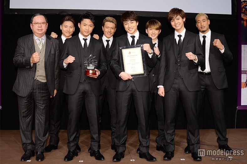 （前列左より）香港政府観光局ピーター・ラム会長、数原龍友、白濱亜嵐、片寄涼太（後列左より）小森隼、中務裕太、佐野玲於、関口メンディー