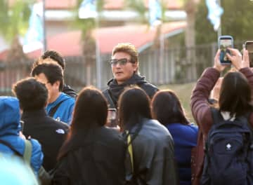 日本ハム・新庄監督 新たなサイン「作るかも」と予告 「初球から詰まりながら転がしてくれ」 キャンプでの強化点は「チームプレー」