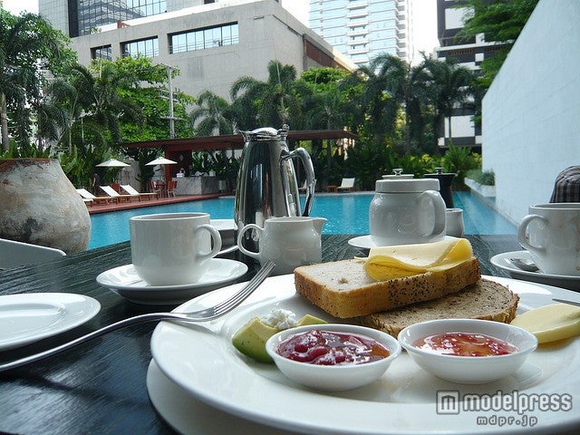 プールサイドでの優雅な朝食／photo by amsfrank