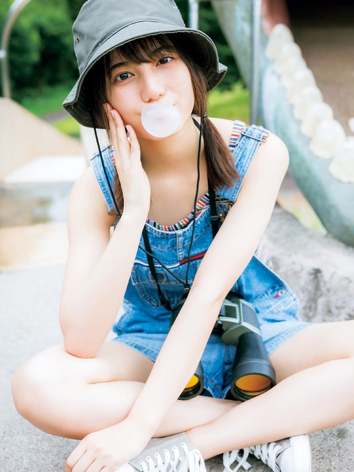 小坂菜緒1st写真集「君は誰?」(6月29日発売)紀伊國屋書店限定版裏表紙/撮影:藤原宏