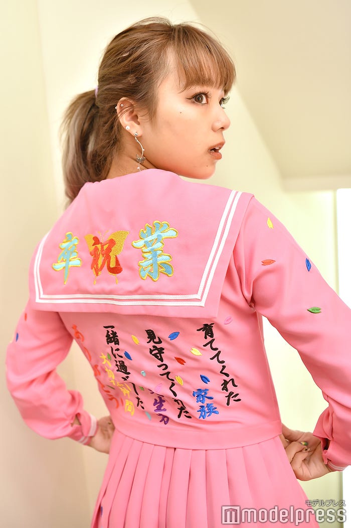 湯上響花(きょうきょう)/背中には家族、先生、友人へ感謝のメッセージが(C)モデルプレス