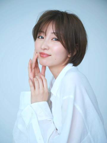 「25年前の私」は岡崎紗絵だった 7月開始日テレ系ドラマでヒロイン役→少女時代の顔写真をAIで再現