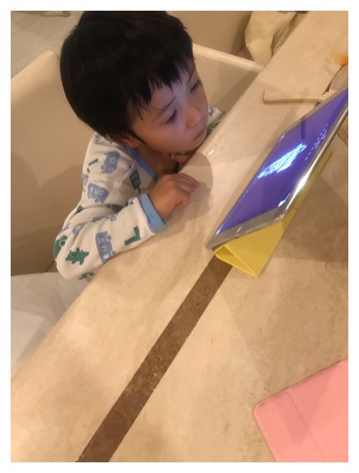 タブレットで歌舞伎のDVDを見る勸玄くん／市川海老蔵オフィシャルブログ（Ameba）より