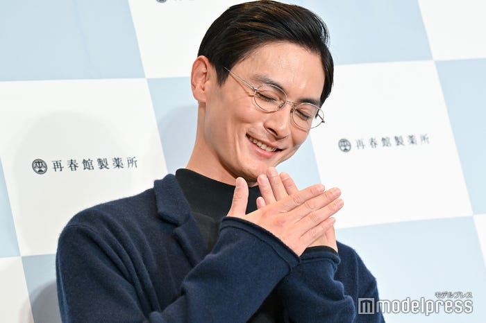 左手の薬指を隠す高良健吾(C)モデルプレス