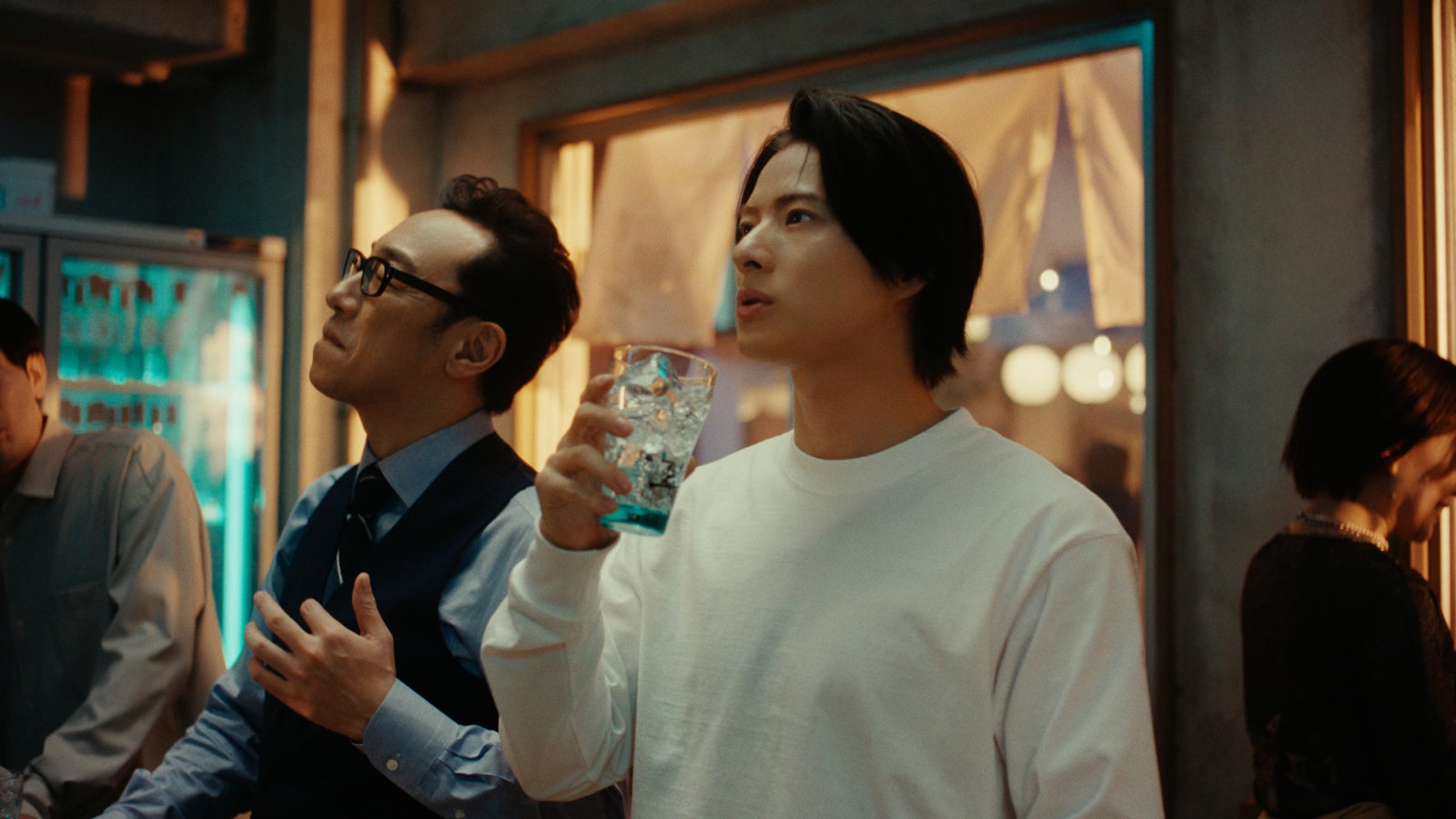 角田晃広、平野紫耀／「平野紫耀はじめての翠ジンソーダ」篇より（提供写真）