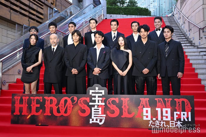 (後列左より)大友啓史監督、村田秀亮、木幡竜、栄莉弥、尚玄、奥野瑛太、デリック・ドーバー(前列左より)瀧内公美、塚本晋也、窪田正孝、妻夫木聡、広瀬すず、永山瑛太、中村蒼(C)モデルプレス