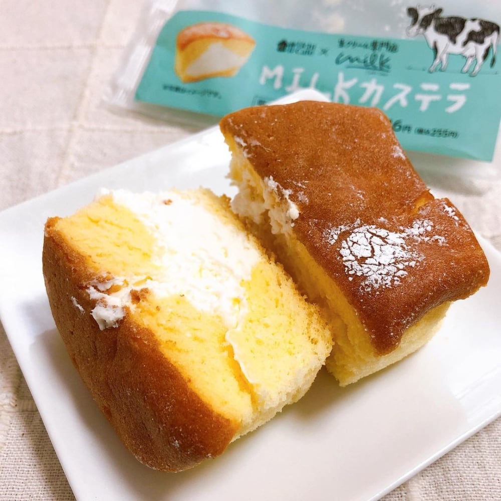 ローソンのミルクカステラを半分に切った写真