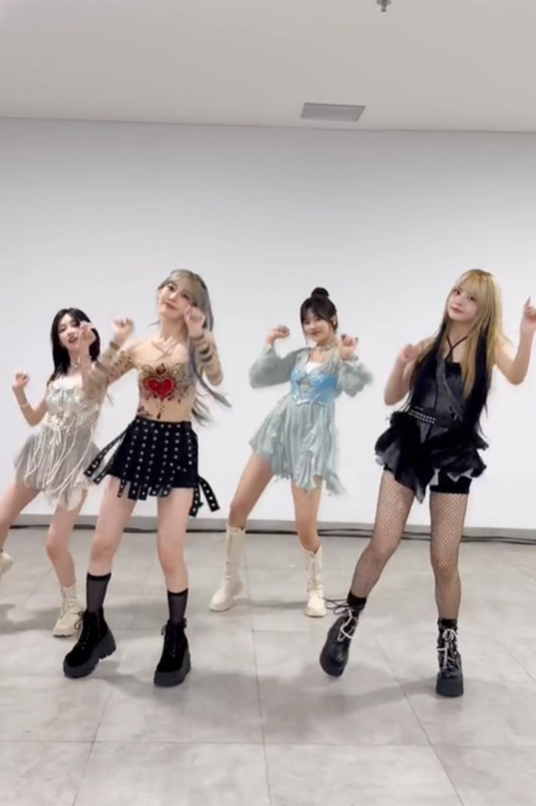 LE SSERAFIM公式Tik tokより