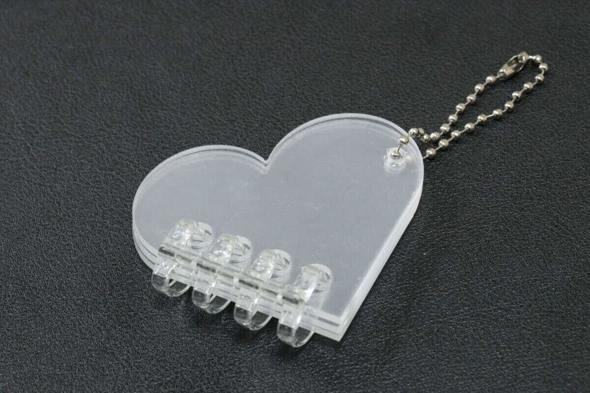 ハート型のアクリル板3枚をリングで束ねた、遊び心のあるミニアルバム ハート型のアクリル板3枚をリングで束ねた、遊び心のあるミニアルバム