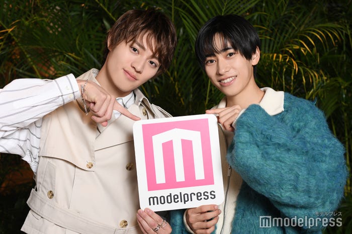 同じタイミングでポーズが揃った上村謙信、本島純政(C)モデルプレス