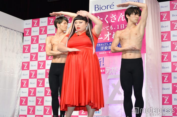 渡辺直美/イケメンダンサーと登場 (C)モデルプレス