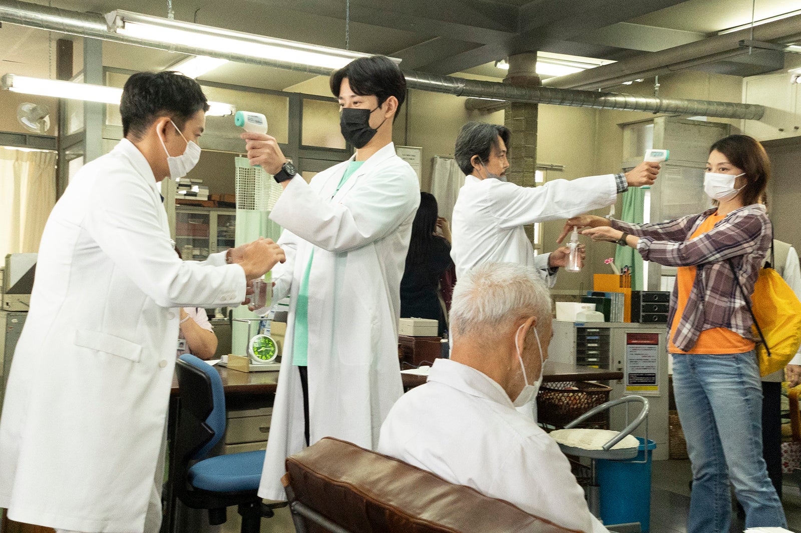 仲野太賀、馬場徹、岡部たかし、小池栄子「新宿野戦病院」第10話より（C）フジテレビ