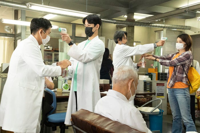 仲野太賀、馬場徹、岡部たかし、小池栄子「新宿野戦病院」第10話より(C)フジテレビ