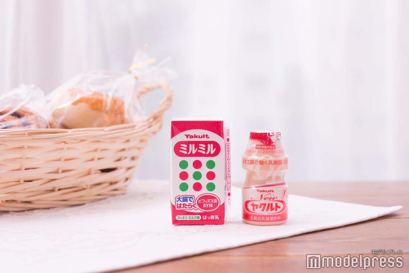 両方飲むのがオススメ(左から)「ミルミル」「Newヤクルト」(C)モデルプレス