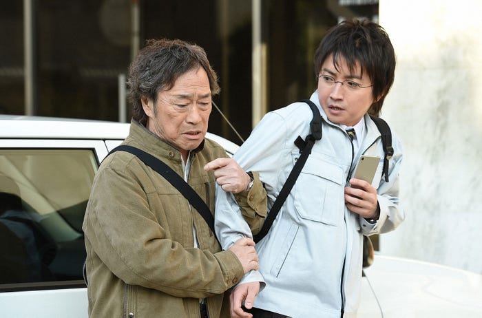 武田鉄矢、藤原竜也/『リバース』第1話より(画像提供:TBS)