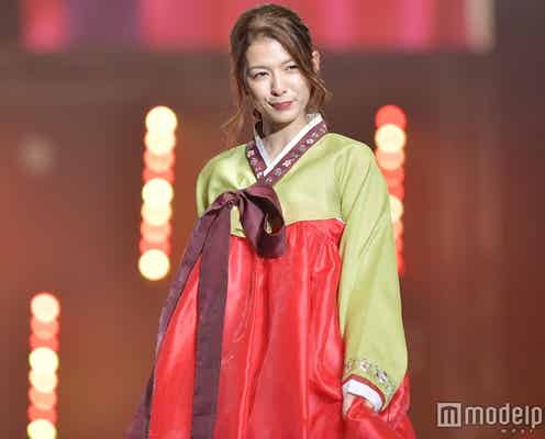 スザンヌ、豪華“韓服”でランウェイ 結婚&妊娠発表の相沢まきにアドバイス?<福岡アジアコレクション2018 S/S>