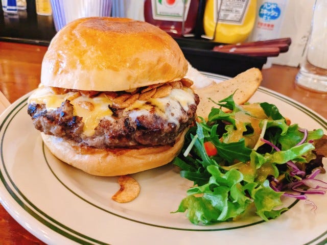 オープン前から行列も!大満足間違いなしのボリューミーなハンバーガー【大阪府東大阪市】