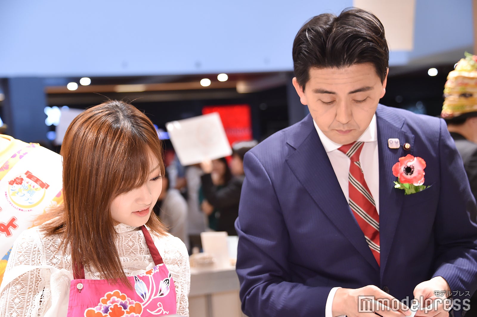 須藤凜々花 、ビスケッティ・佐竹正史（C）モデルプレス