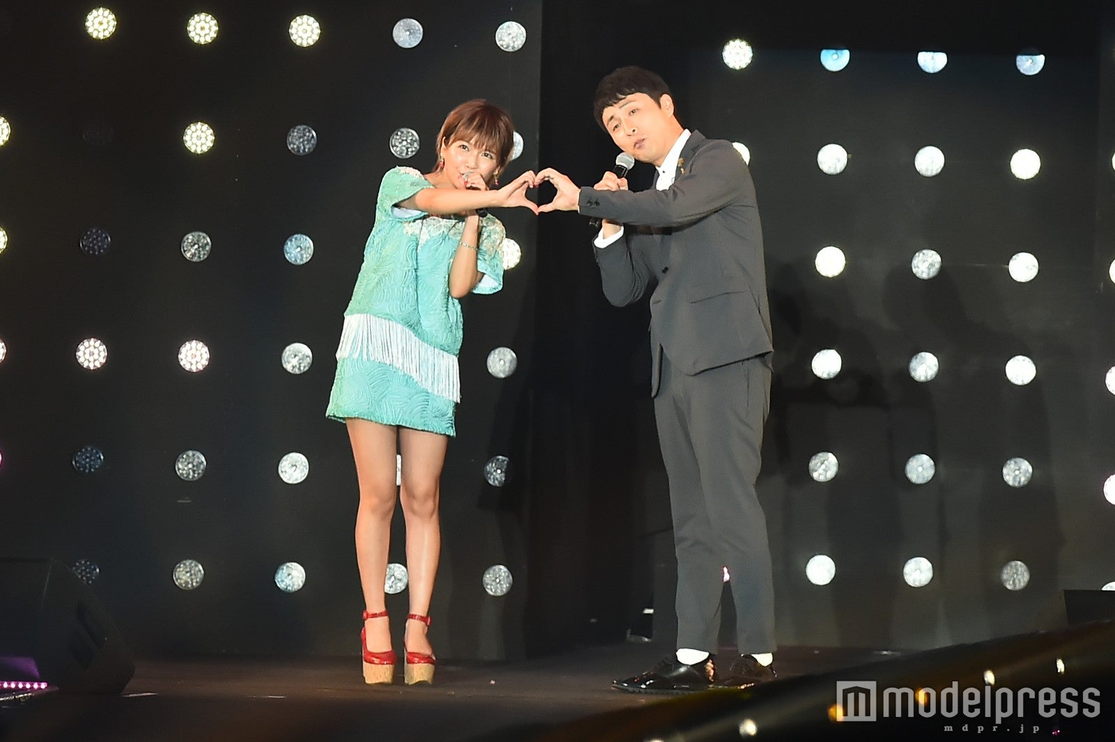 AAA宇野実彩子＆アンジャッシュ児嶋一哉、TGCで“ラブラブ”デュエット初披露「震えた」＜TGC2016 S／S＞